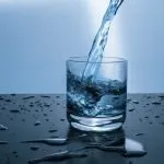 Bere acqua aiuta a perdere peso?