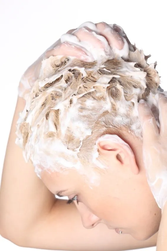 Come lavarsi senza usare lo shampoo