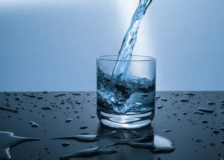 Bere acqua aiuta a perdere peso?